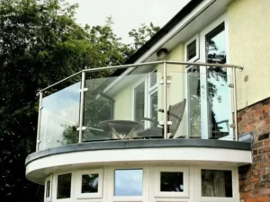 Balkon Minimalis dengan Railing Kaca