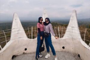 Berfoto di Bagian Atas Gereja Ayam
